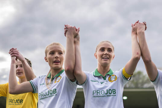 Hammarbys Smilla Holmberg  och Alice Carlsson jublar