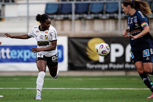 Häckens Monica Jusu Bah och Linköpings Emma Lennartsson