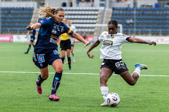 Linköpings Emma Lennartsson och Häckens Monica Jusu Bah