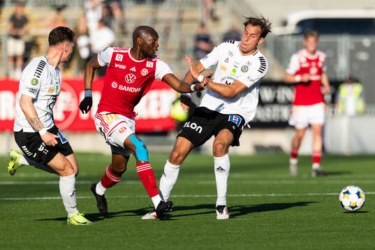 Sandvikens IFs Moonga Simba mot Örebros Samuel Kroon och