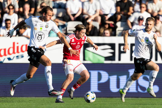 Örebros Melvin Bajrovic och Sandvikens IFs Johan Arvidsson