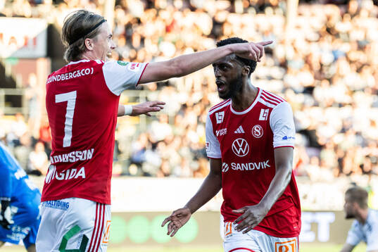 Sandvikens IFs Johan Arvidsson och Mohammed Mahammed jublar