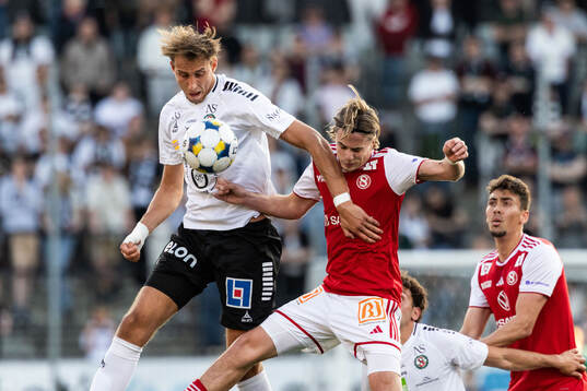 Örebros Melvin Bajrovic och Sandvikens IFs Johan Arvidsson