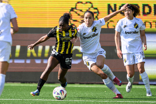 Häckens Monica Jusu Bah och AIKs Anna Oskarsson