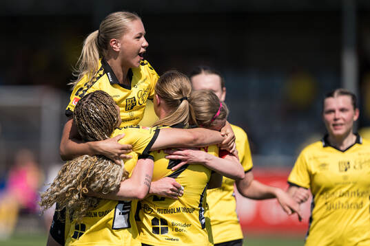 Elfsborgs Alice Broman och Hanna Jiozon jublar