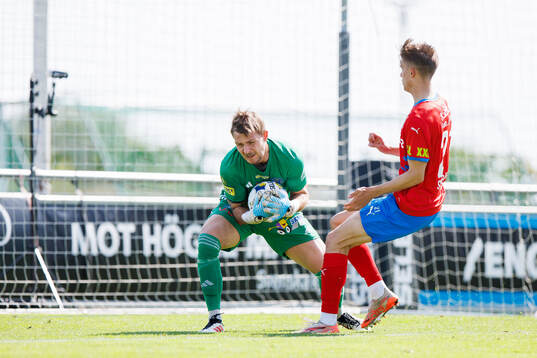 Falkenbergs målvakt Anton Andersson och Helsingborgs