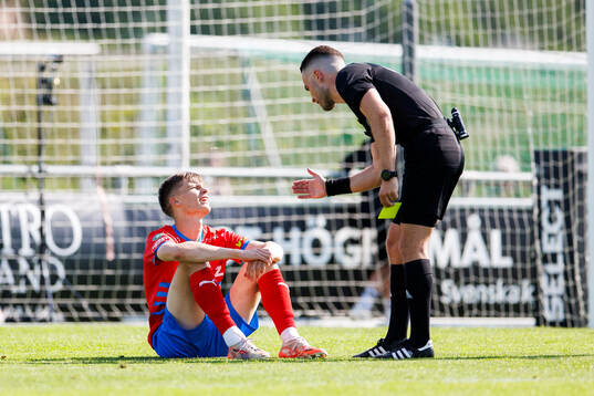 Helsingborgs Adrian Svanbäck får gult kort av Domare