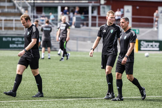 Domare Fredrik Alknäs och assisterande domare Josef Alacam