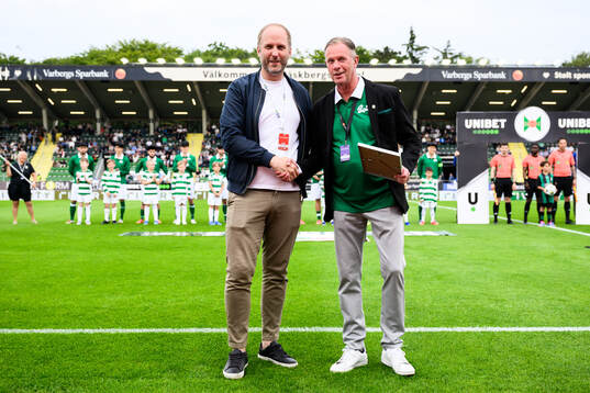 Mats Janson, klubbchef Varberg, tar emot diplom av Robert