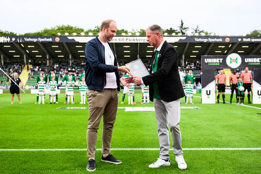 Mats Janson, klubbchef Varberg, tar emot diplom av Robert