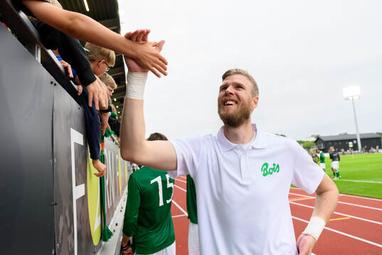 Varbergs målvakt Fredrik Andersson jublar