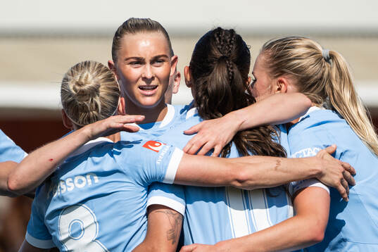 Malmö FFs Beatrice Persson jublar med lagkamrater