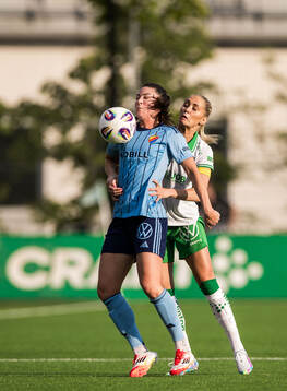 Djurgårdens Pauline Hammarlund och Hammarbys Alice Carlsson