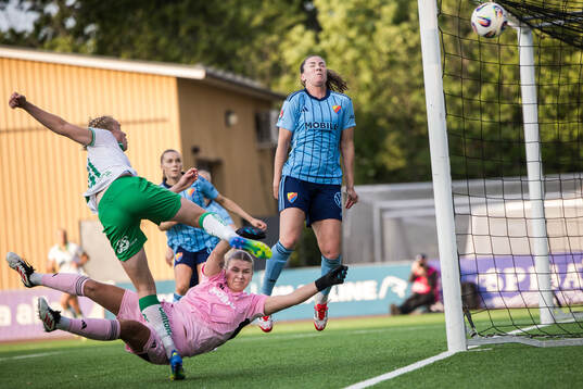 Hammarbys Julie Blakstad mor Djurgårdens målvakt Anna