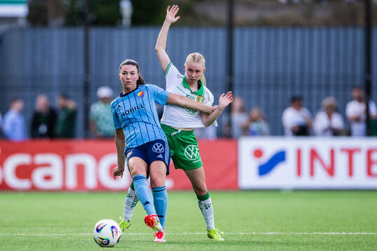 Djurgårdens Pauline Hammarlund och Hammarbys Emilie Joramo