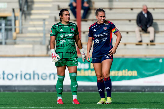 Rosengårds målvakt Eartha Cumings och Gudrun Arnardottir