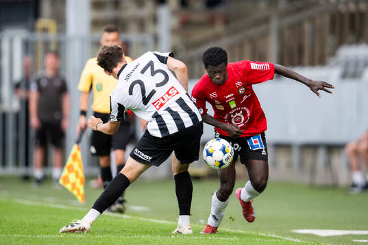 Landskronas Max Nilsson och Örebros Blessing Asumang