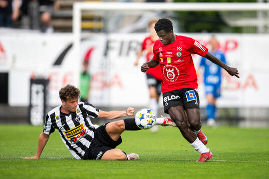 Landskronas Max Nilsson och Örebros Blessing Asumang