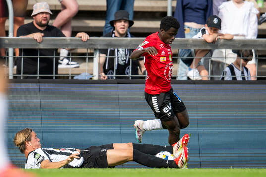 Landskronas Victor Karlsson stoppar Örebros Blessing