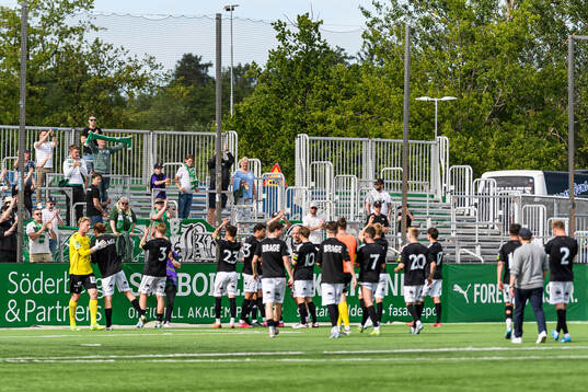 Brages spelare jublar