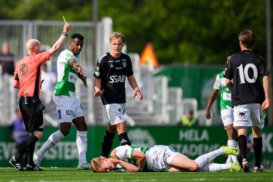 Brages Teodor Wålemark tilldelas gult kort av Domare Per