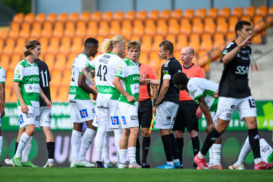 Västerås spelare i diskussion med Domare Per Melin