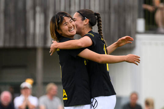 AIKs Haruna Tabata och Daniella Famili jublar