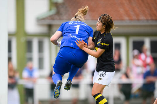 Alingsås målvakt Alexandra Blom och AIKs Haruna Tabata