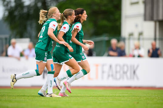 Alingsås Moa Jarl , Isabella Svanström och målskytt Ina