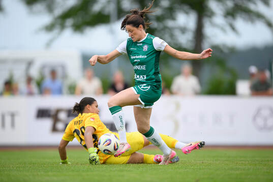 AIKs målvakt Jada Leanne Mathyssen och Alingsås målskytt