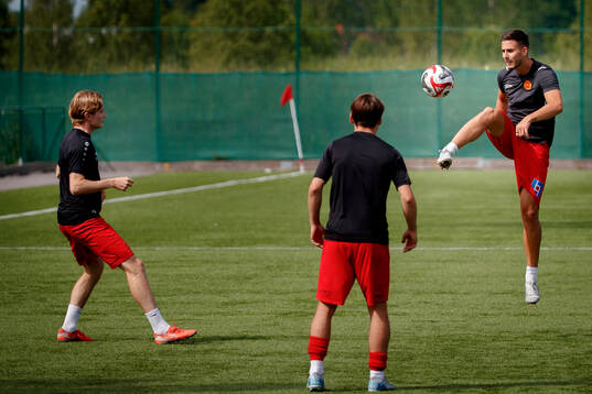 Örebro Syrianskas spelare värmer upp