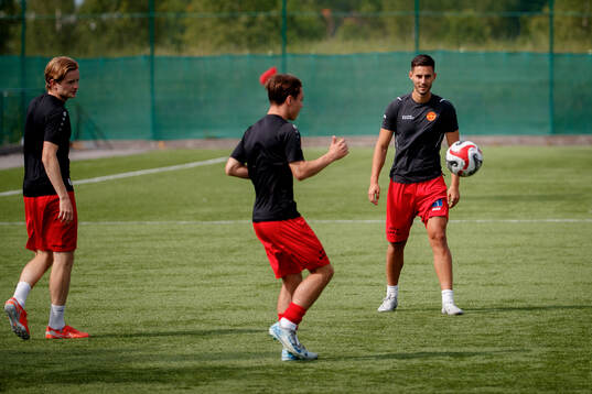 Örebro Syrianskas spelare värmer upp