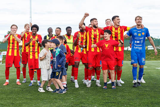 Örebro Syrianskas spelare jublar