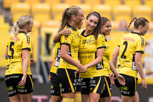 Elfsborgs Stina Jensen jublar och Izabella Bergström jublar