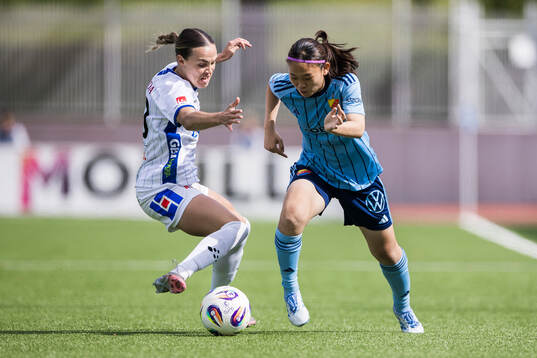 Växjö DFFs Larkin Russel och Djurgårdens Urara Watanabe