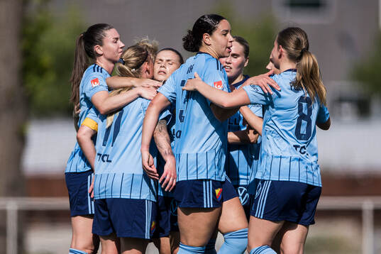 Djurgårdens Therese Åsland jublar med Pauline Hammarlund,