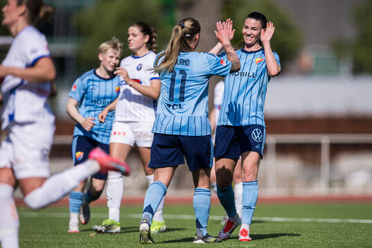 Djurgårdens Therese Åsland och Pauline Hammarlund jublar