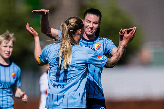 Djurgårdens Therese Åsland jublar med Pauline Hammarlund