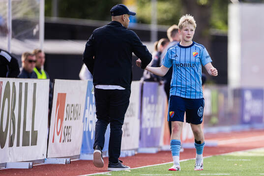 Djurgårdens Olivia Ulenius tackas tränare Marcelo