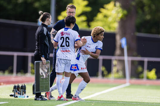 Växjö DFFs Suzu Amano och Eva Dessislava Dupuy i ett byte