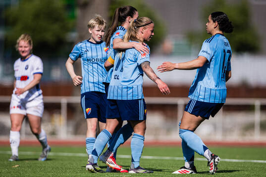 Djurgårdens Therese Åsland jublar med Pauline Hammarlund
