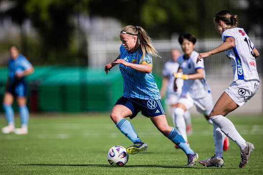Djurgårdens Therese Åsland och Växjö DFFs Larkin Russel