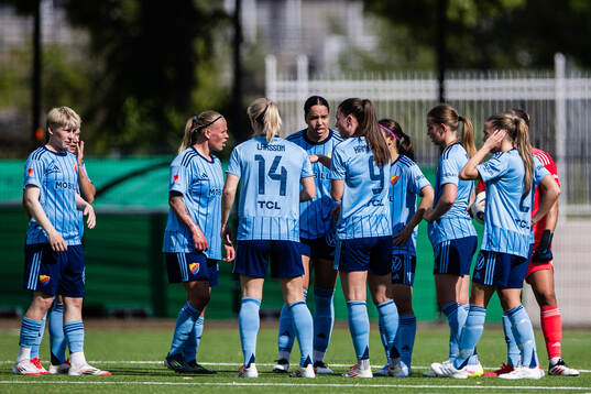 Djurgårdens spelare samlas i en ring