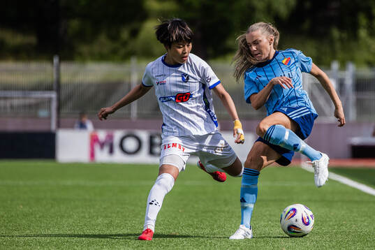 Växjö DFFs Suzu Amano och Djurgårdens Ebba Hed