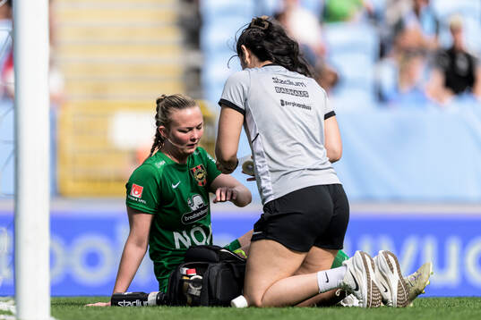 Brommapojkarnas målvakt Clara Ekstrand har ont och får