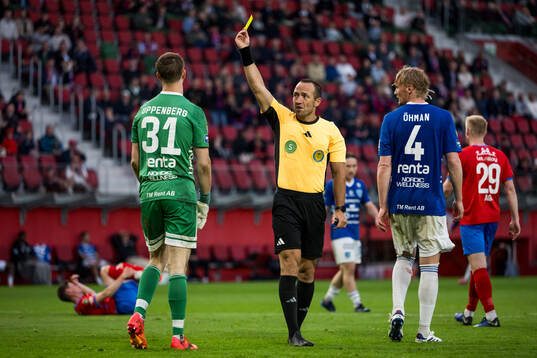 Umeå FCs målvakt Melker Uppenberg får en varning av