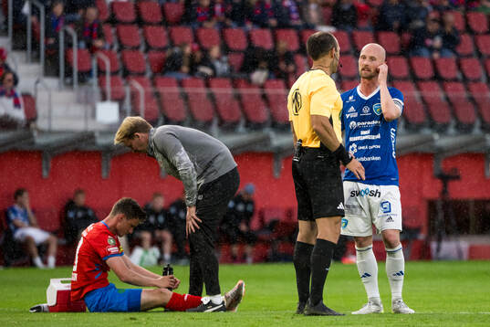 Umeå FCs Stefan Lindmark i samtal med Domare Kaspar