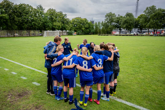 Spelare i lag 6 samlas i en ring