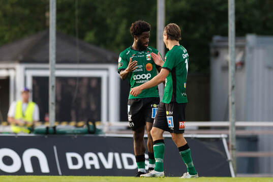 Varbergs Kevin Appiah Nyarko jublar med Jesper Jonasson