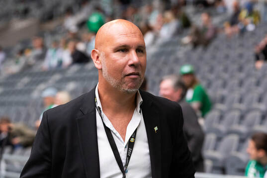 Hammarbys sportchef Mikael Hjelmberg innan fotbollsmatchen